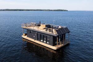 Moderni Laineille-saunalautta lipumassa järvellä – saunalautan vuokraus yrityksille ja ryhmille.