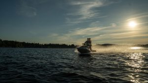 Vesiurheilua ja vauhdikkaita elämyksiä Tampereen Näsijärvellä auringonlaskun aikaan.