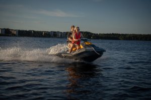 Vesijetin vuokraus Tampere – kaksi henkilöä nauttimassa vesijetillä ajamisesta.